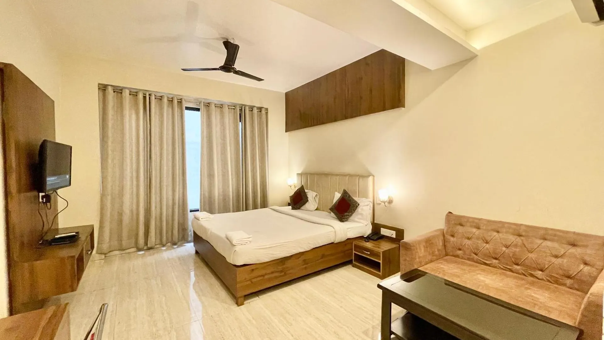 Hotel Rudraksh ! Varanasi !Fully-Air-Conditioned Hotel At Prime Location With Parking Availability, Near Kashi Vishwanath Temple, And Ganga Ghat 2