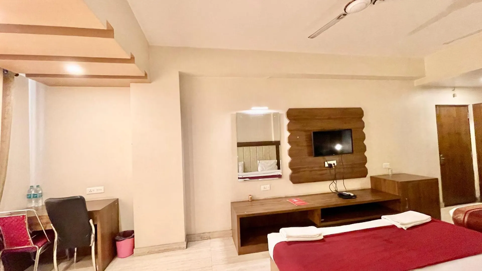 ****  Hotel Rudraksh ! Varanasi !Fully-Air-Conditioned Hotel At Prime Location With Parking Availability, Near Kashi Vishwanath Temple, And Ganga Ghat 2 Ινδία