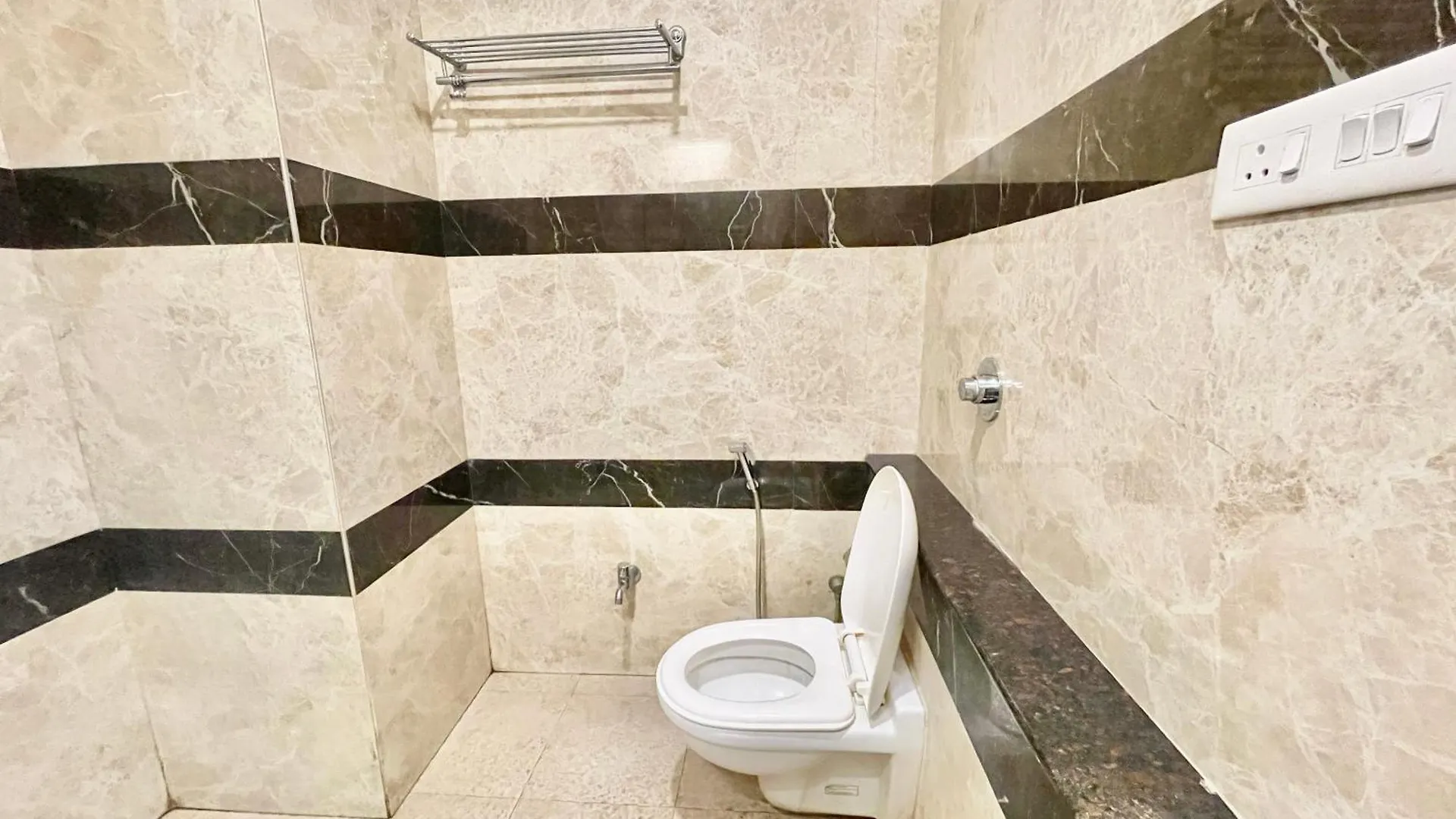 Hotel Rudraksh ! Varanasi !Fully-Air-Conditioned Hotel At Prime Location With Parking Availability, Near Kashi Vishwanath Temple, And Ganga Ghat 2 4*,