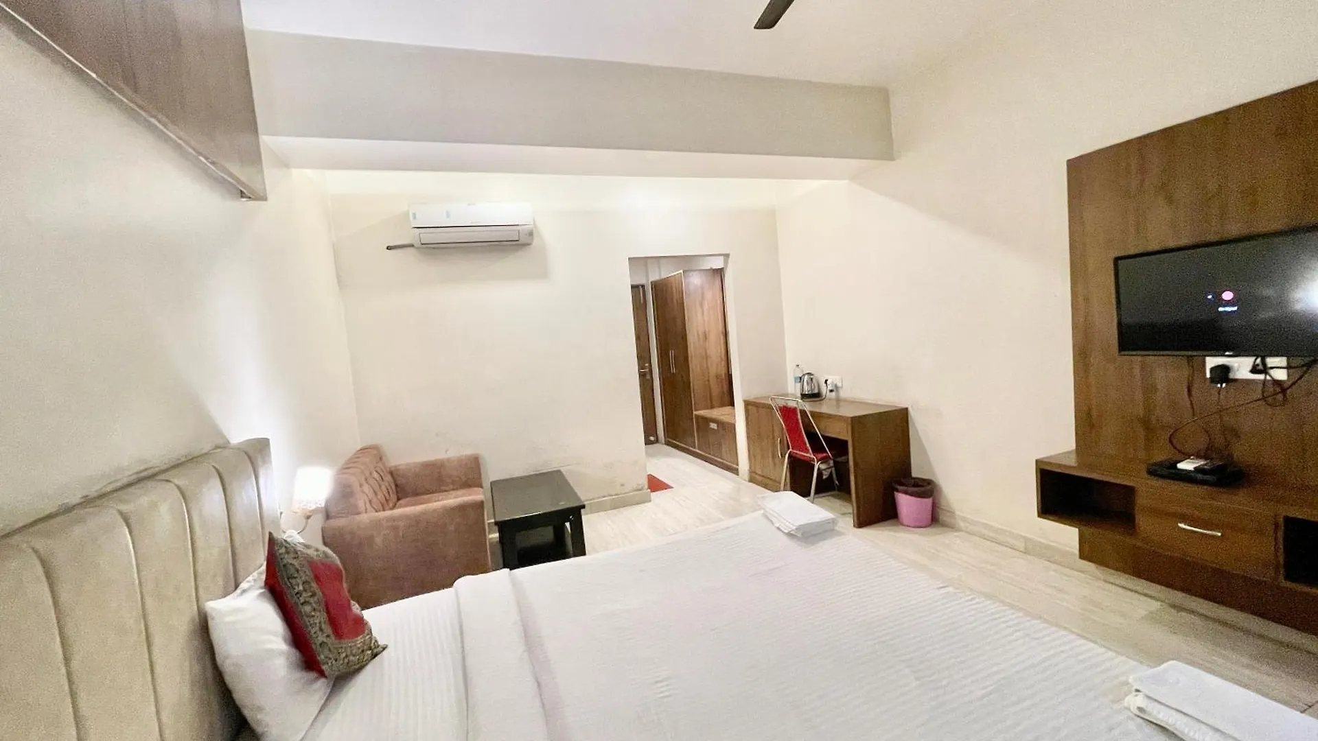Hotel Rudraksh ! Varanasi !Fully-Air-Conditioned Hotel At Prime Location With Parking Availability, Near Kashi Vishwanath Temple, And Ganga Ghat 2