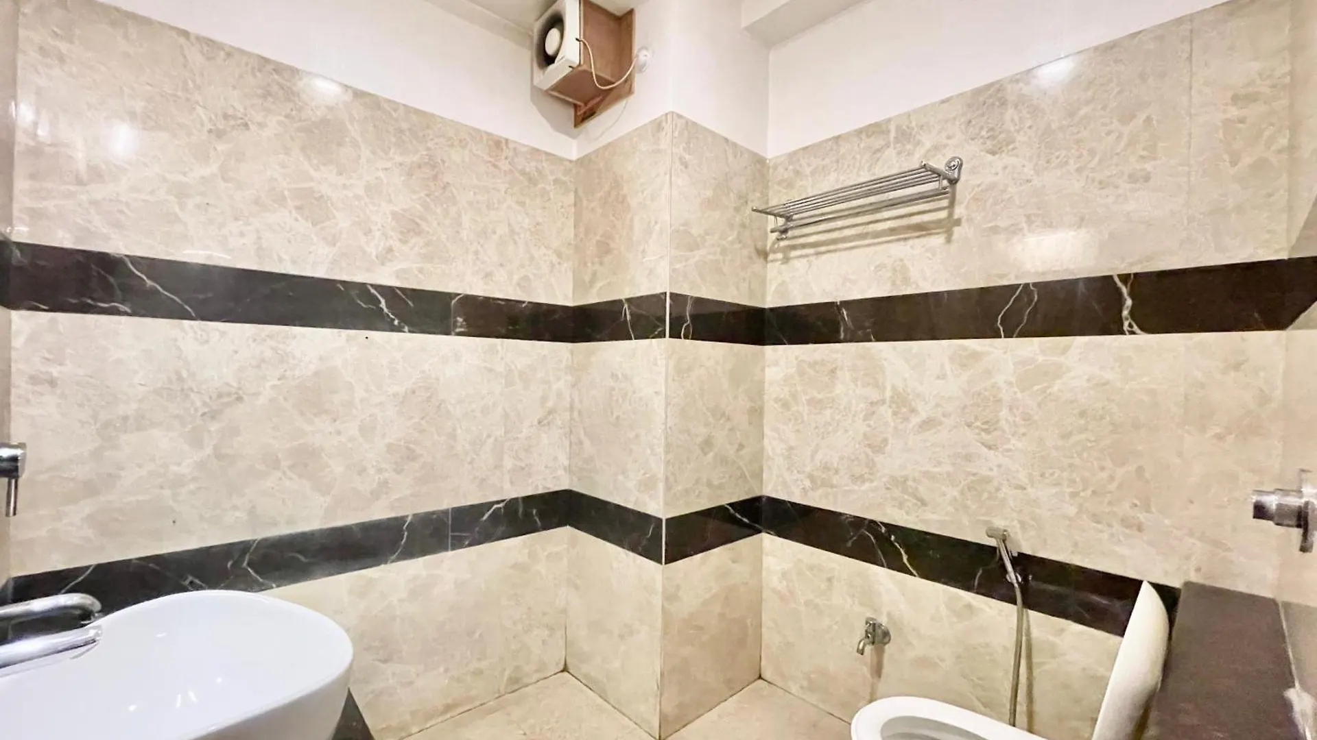 Hotel Rudraksh ! Varanasi !Fully-Air-Conditioned Hotel At Prime Location With Parking Availability, Near Kashi Vishwanath Temple, And Ganga Ghat 2