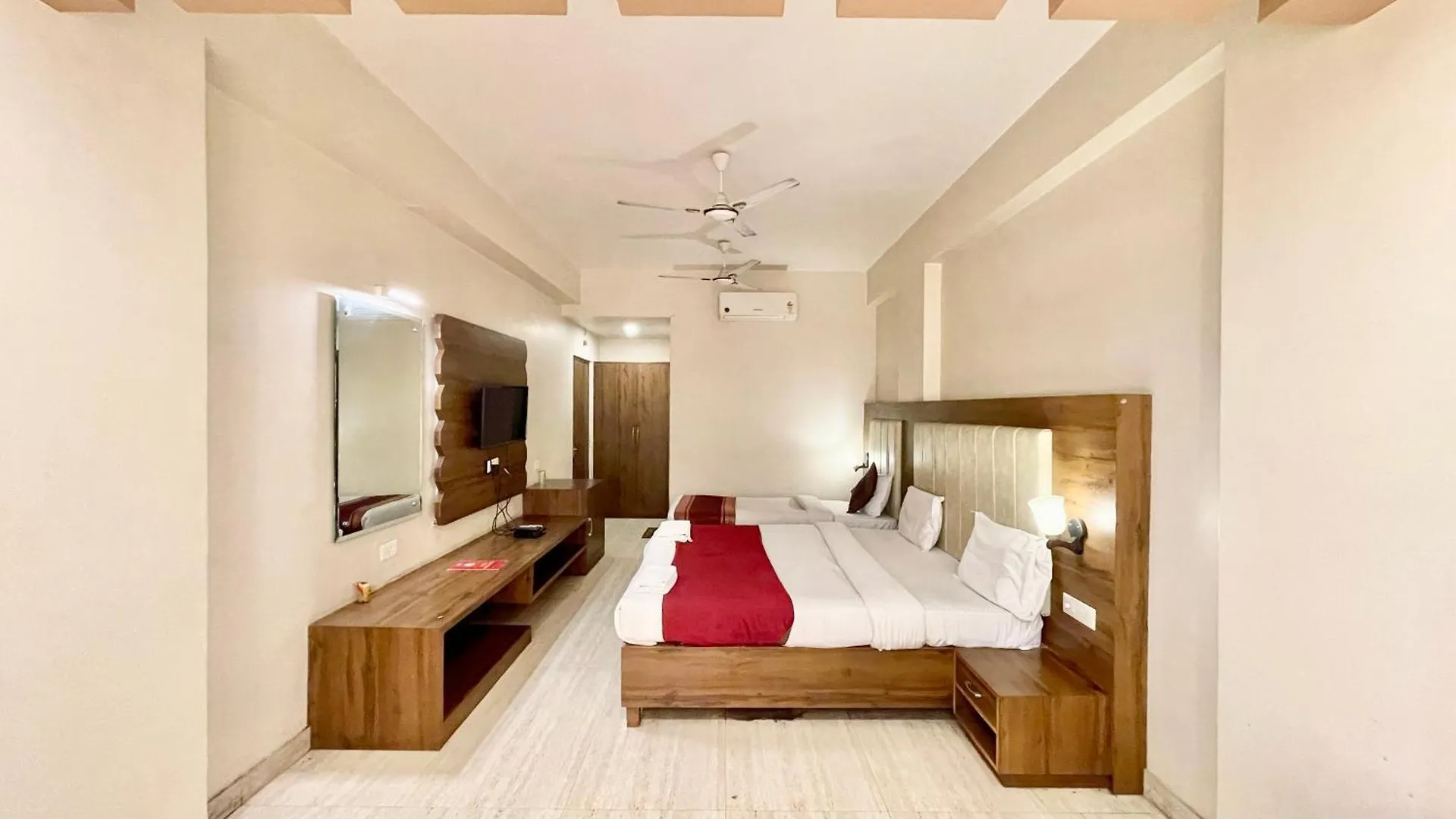 Hotel Rudraksh ! Varanasi !Fully-Air-Conditioned Hotel At Prime Location With Parking Availability, Near Kashi Vishwanath Temple, And Ganga Ghat 2