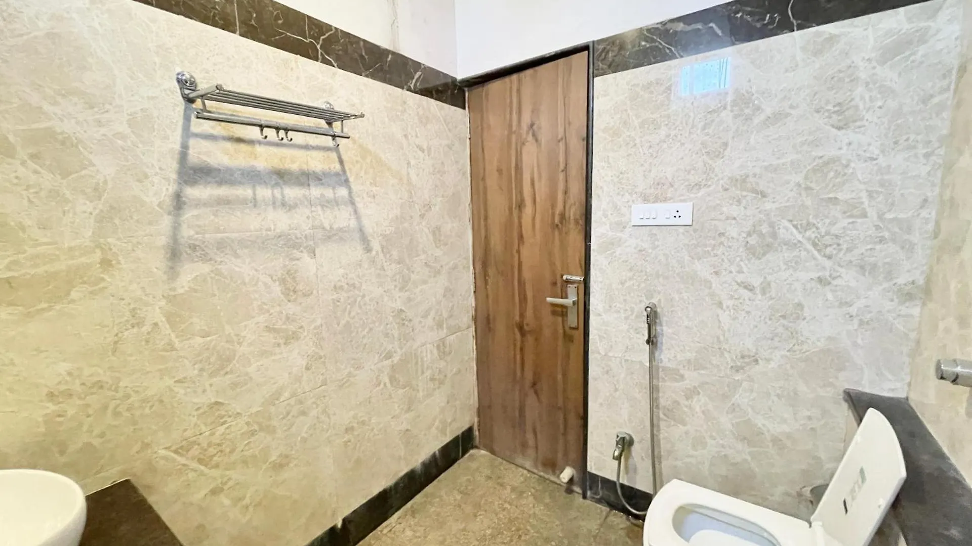 Hotel Rudraksh ! Varanasi !Fully-Air-Conditioned Hotel At Prime Location With Parking Availability, Near Kashi Vishwanath Temple, And Ganga Ghat 2