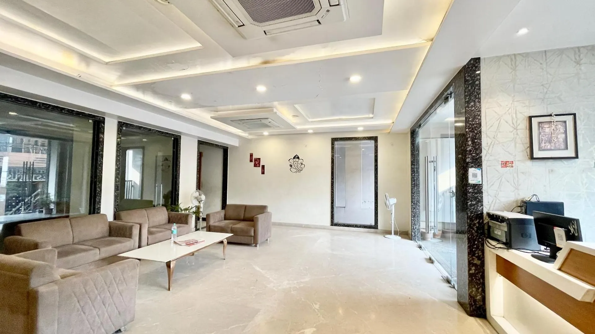 Hotel Rudraksh ! Varanasi !Fully-Air-Conditioned Hotel At Prime Location With Parking Availability, Near Kashi Vishwanath Temple, And Ganga Ghat 2 4*,